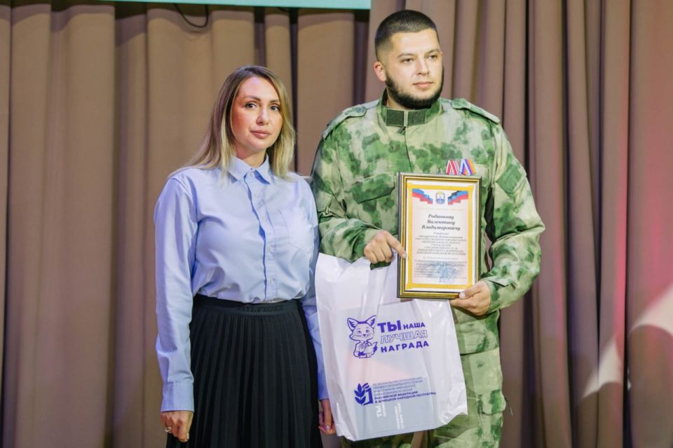 Антон Кольцов: К профессиональному празднику отметили педагогов Мариуполя заслуженными благодарностями Администрации городского округа Антон Кольцов: К профессиональному празднику отметили педагогов Мариуполя заслуженными благодарностями Администрации городского округа