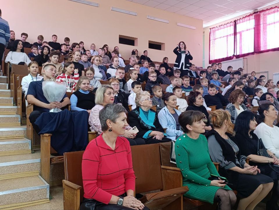 Иван Адамец: Творческий подарок педагогам: в школе №51 прошел праздничный концерт Иван Адамец: Творческий подарок педагогам: в школе №51 прошел праздничный концерт