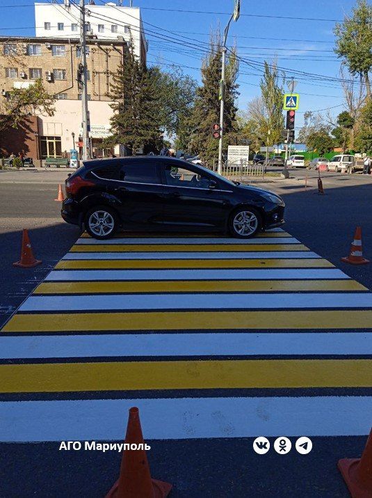 В Мариуполе дорожники продолжают обновлять разметку В Мариуполе дорожники продолжают обновлять разметку