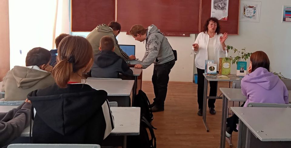 Всю душу выплесну в слова «Тебе одной плету венок, Цветами сыплю стежку серую. О Русь, покойный уголок, Тебя люблю, тебе и верую…» Всю душу выплесну в слова «Тебе одной плету венок, Цветами сыплю стежку серую. О Русь, покойный уголок, Тебя люблю, тебе и верую…»