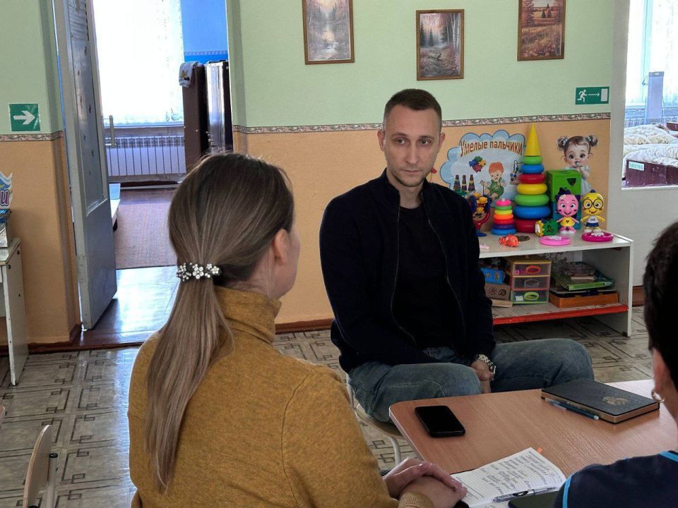 2 октября депутат Старобешевского муниципального совета Партии "Единая Россия" Светлана Клапша совместно с депутатом Народного Совета Подковой Владиславом провели встречу с трудовым коллективом ГКДОУ "Петровский детский... 2 октября депутат Старобешевского муниципального совета Партии "Единая Россия" Светлана Клапша совместно с депутатом Народного Совета Подковой Владиславом провели встречу с трудовым коллективом ГКДОУ "Петровский детский...