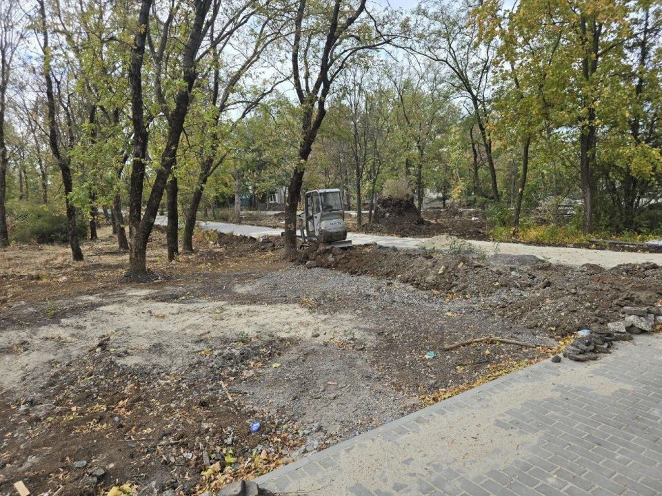 Благоустройство городского парка в Докучаевске продолжается Благоустройство городского парка в Докучаевске продолжается