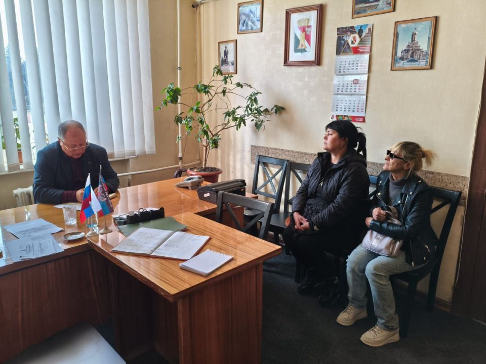 Игорь Мартынов: Личный прием граждан. 3 октября заместитель главы администрации муниципального образования городского округа Енакиево Сергей Божик провел личный прием граждан Игорь Мартынов: Личный прием граждан. 3 октября заместитель главы администрации муниципального образования городского округа Енакиево Сергей Божик провел личный прием граждан