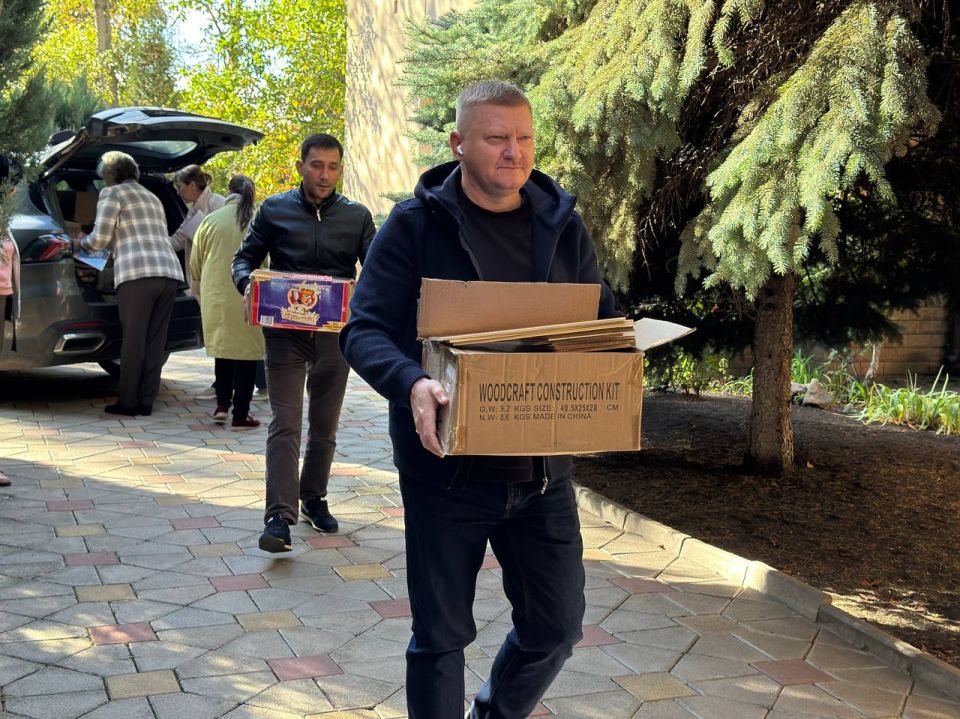 Александр Волошин: #гуманитарнаяпомощь. Сегодня депутаты Народного совета ДНР Вадим Морозов, Денис Машков, Марина Каплянок и Уполномоченный по правам ребёнка в Донецкой Народной Республики Светлана Малахай посетили детский... Александр Волошин: #гуманитарнаяпомощь. Сегодня депутаты Народного совета ДНР Вадим Морозов, Денис Машков, Марина Каплянок и Уполномоченный по правам ребёнка в Донецкой Народной Республики Светлана Малахай посетили детский...