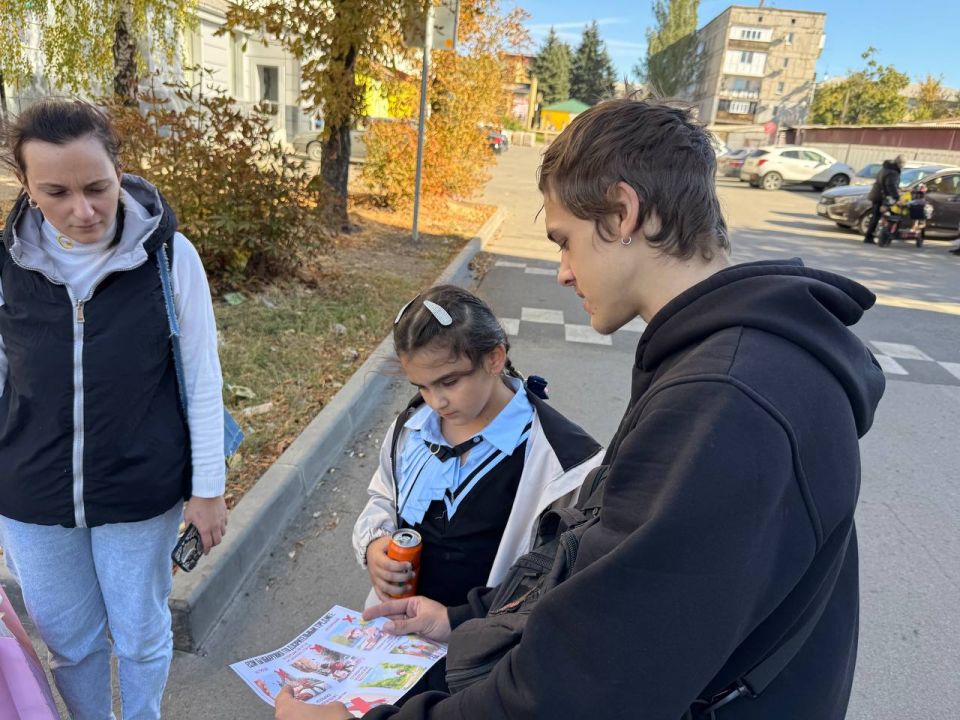 Сегодня, 2 октября, в центральной части города Дебальцево сотрудники МБУ "Центр культуры и досуга города Дебальцево" провели профилактическую акцию для детей под названием "Взрывоопасные предметы и правила поведения с ними" Сегодня, 2 октября, в центральной части города Дебальцево сотрудники МБУ "Центр культуры и досуга города Дебальцево" провели профилактическую акцию для детей под названием "Взрывоопасные предметы и правила поведения с ними"
