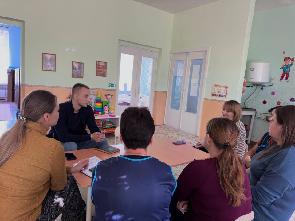 Депутат #Комитет_по_молодежной_политике_и_патриотическому_воспитанию Владислав Подкова (фракция «Единая Россия») в рамках поручения Главы ДНР Дениса Пушилина провел встречу в детском саду в селе Петровское Депутат #Комитет_по_молодежной_политике_и_патриотическому_воспитанию Владислав Подкова (фракция «Единая Россия») в рамках поручения Главы ДНР Дениса Пушилина провел встречу в детском саду в селе Петровское