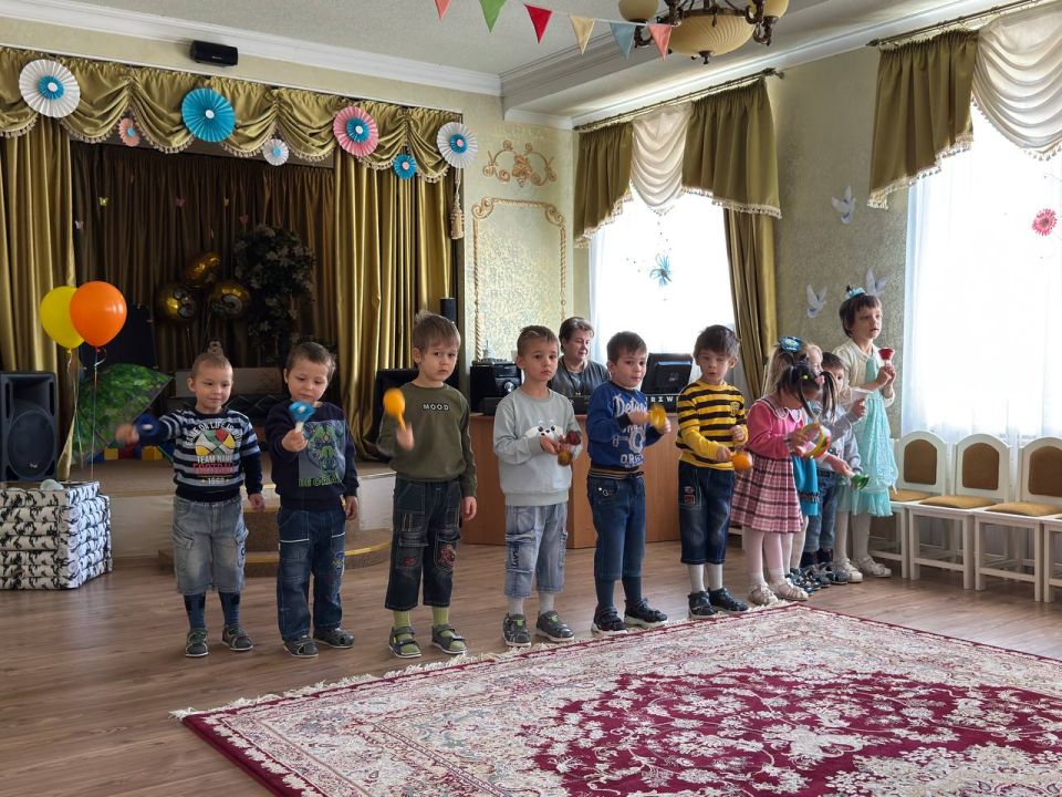 Александр Волошин: #гуманитарнаяпомощь. Сегодня депутаты Народного совета ДНР Вадим Морозов, Денис Машков, Марина Каплянок и Уполномоченный по правам ребёнка в Донецкой Народной Республики Светлана Малахай посетили детский... Александр Волошин: #гуманитарнаяпомощь. Сегодня депутаты Народного совета ДНР Вадим Морозов, Денис Машков, Марина Каплянок и Уполномоченный по правам ребёнка в Донецкой Народной Республики Светлана Малахай посетили детский...