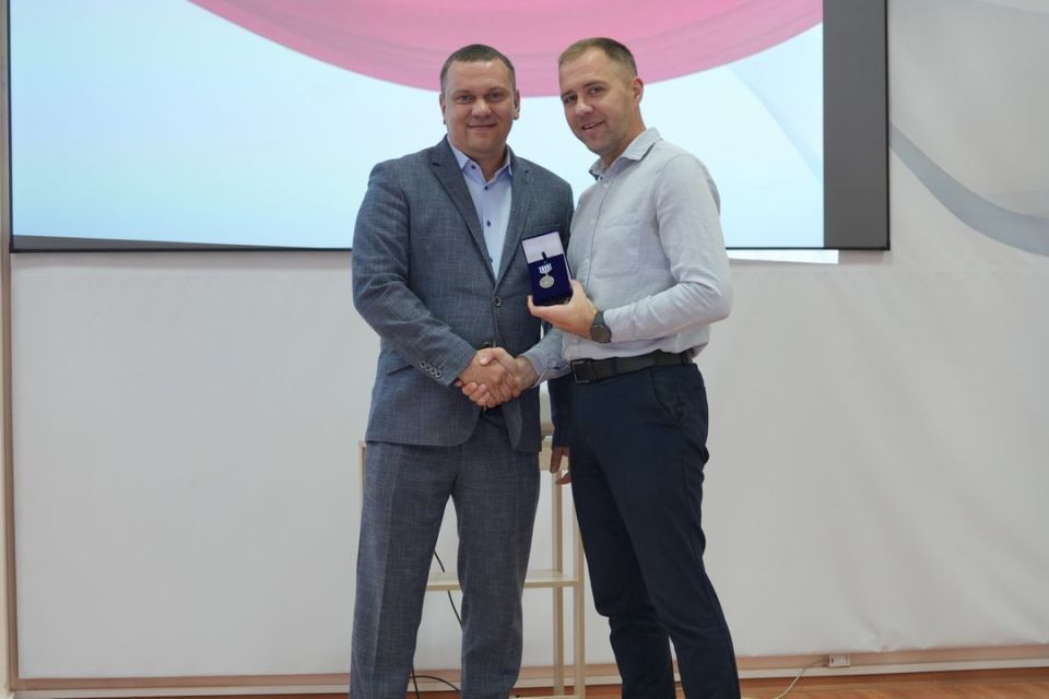 В Минобрнауки ДНР поздравили и наградили педагогов региона и сотрудников ведомства В Минобрнауки ДНР поздравили и наградили педагогов региона и сотрудников ведомства