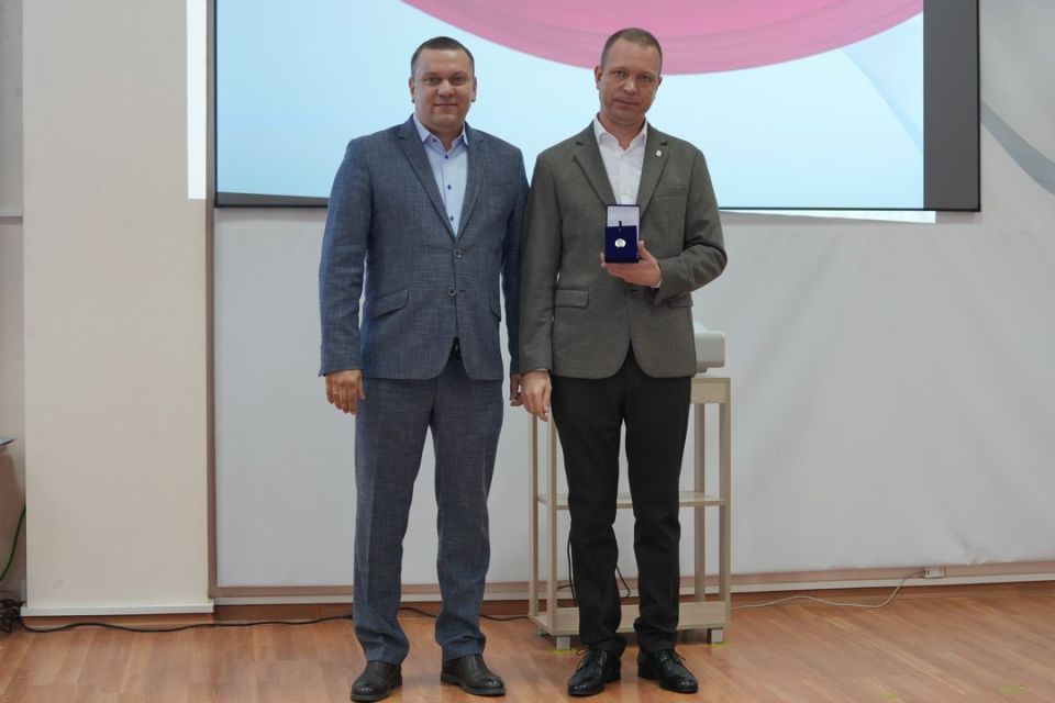 Олег Трофимов: В Минобрнауки ДНР поздравили и наградили педагогов региона и сотрудников ведомства Олег Трофимов: В Минобрнауки ДНР поздравили и наградили педагогов региона и сотрудников ведомства