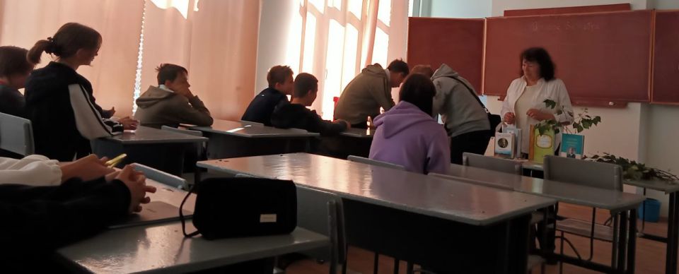 Всю душу выплесну в слова «Тебе одной плету венок, Цветами сыплю стежку серую. О Русь, покойный уголок, Тебя люблю, тебе и верую…» Всю душу выплесну в слова «Тебе одной плету венок, Цветами сыплю стежку серую. О Русь, покойный уголок, Тебя люблю, тебе и верую…»