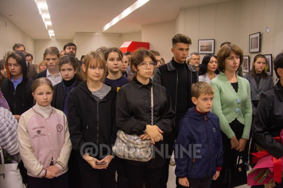 В Донецком краеведческом музее открылась выставка фоторабот «Дмитрий Смольников: неслучайные штрихи» В Донецком краеведческом музее открылась выставка фоторабот «Дмитрий Смольников: неслучайные штрихи»