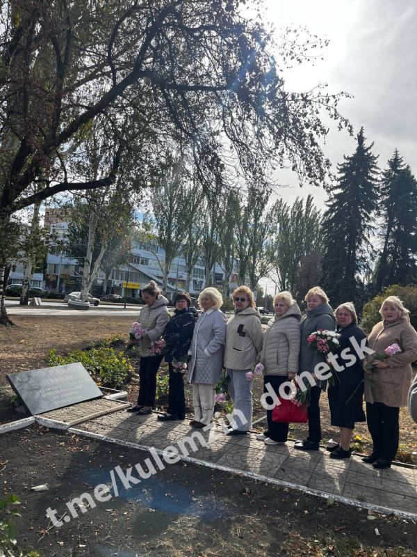 В Донецке почтили память учителей, ставших жертвами обстрелов ВСУ В Донецке почтили память учителей, ставших жертвами обстрелов ВСУ