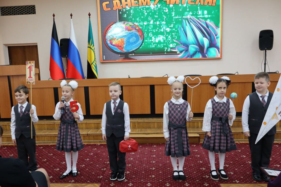 Александр Подгорный: В Макеевке состоялось торжественное мероприятие, приуроченное ко Дню учителя Александр Подгорный: В Макеевке состоялось торжественное мероприятие, приуроченное ко Дню учителя