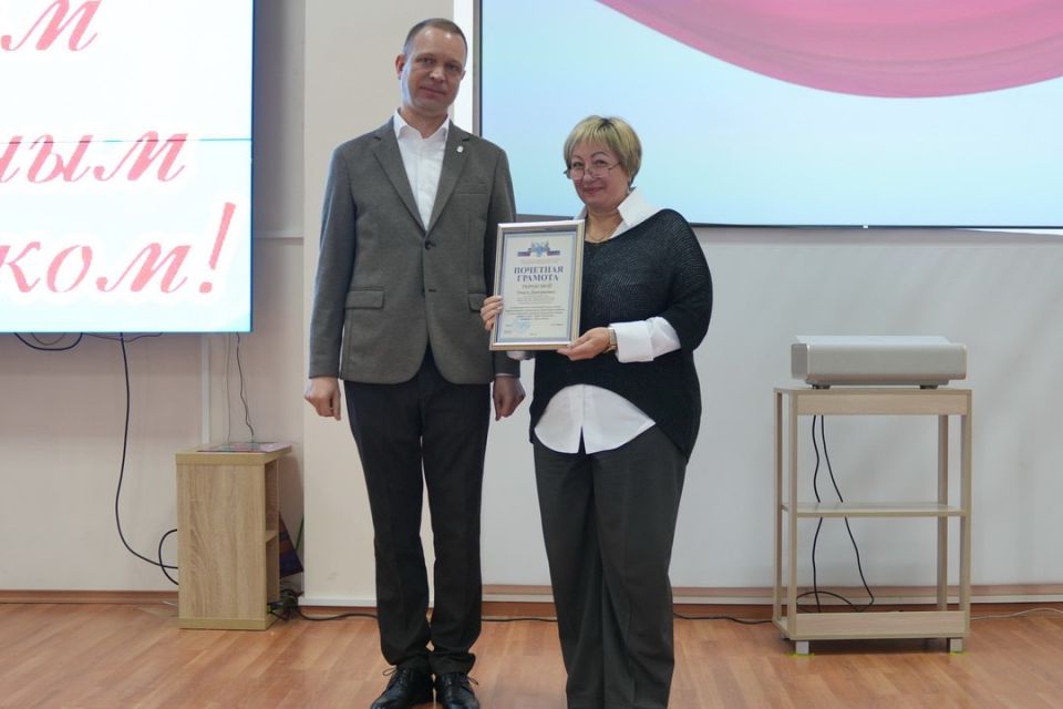 В Минобрнауки ДНР поздравили и наградили педагогов региона и сотрудников ведомства В Минобрнауки ДНР поздравили и наградили педагогов региона и сотрудников ведомства