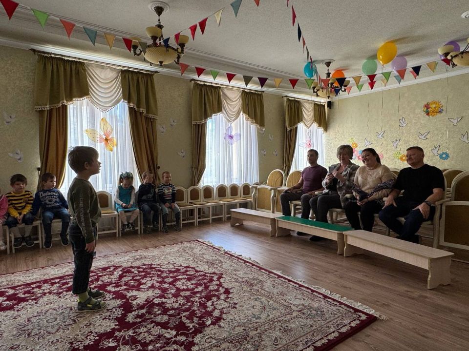Александр Волошин: #гуманитарнаяпомощь. Сегодня депутаты Народного совета ДНР Вадим Морозов, Денис Машков, Марина Каплянок и Уполномоченный по правам ребёнка в Донецкой Народной Республики Светлана Малахай посетили детский... Александр Волошин: #гуманитарнаяпомощь. Сегодня депутаты Народного совета ДНР Вадим Морозов, Денис Машков, Марина Каплянок и Уполномоченный по правам ребёнка в Донецкой Народной Республики Светлана Малахай посетили детский...