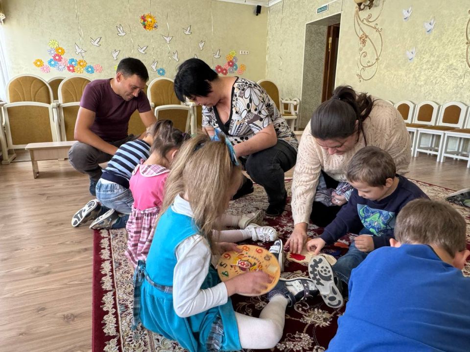 Александр Волошин: #гуманитарнаяпомощь. Сегодня депутаты Народного совета ДНР Вадим Морозов, Денис Машков, Марина Каплянок и Уполномоченный по правам ребёнка в Донецкой Народной Республики Светлана Малахай посетили детский... Александр Волошин: #гуманитарнаяпомощь. Сегодня депутаты Народного совета ДНР Вадим Морозов, Денис Машков, Марина Каплянок и Уполномоченный по правам ребёнка в Донецкой Народной Республики Светлана Малахай посетили детский...