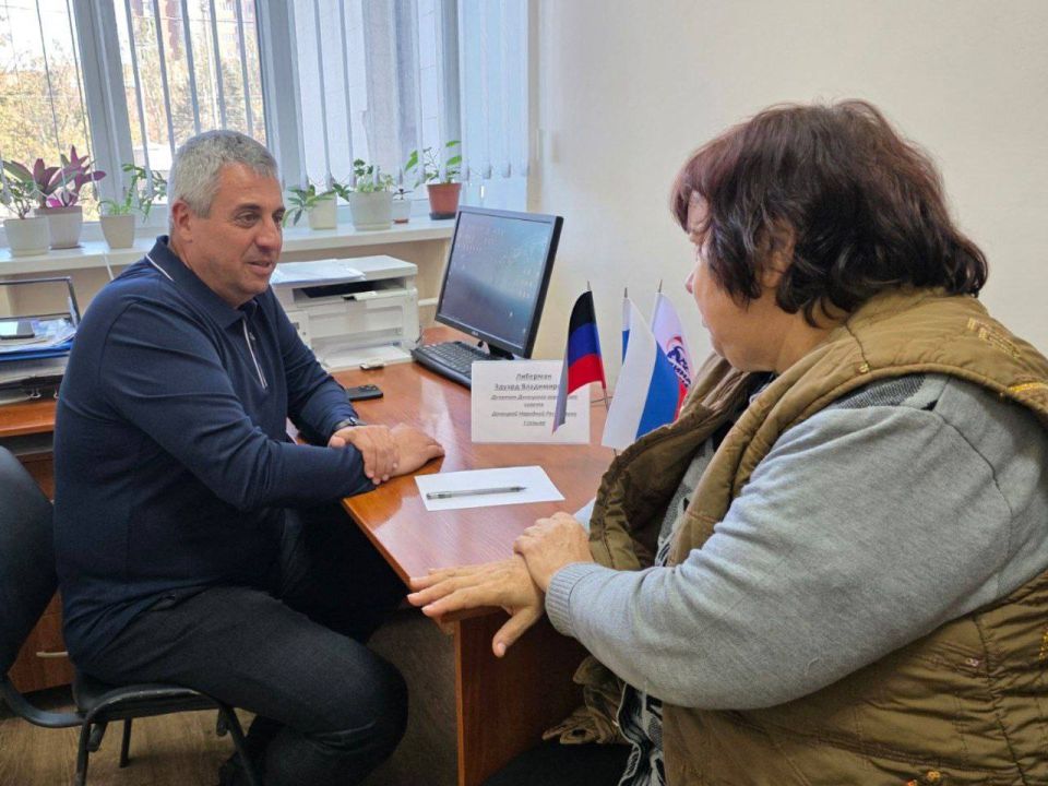 ПРИЕМЫ ГРАЖДАН. На текущей неделе депутаты Донецкого городского совета Эдуард Либерман, Герман Полунин, Евгений Селютин и Сергей Ткаченко провели приемы граждан в закреплённых районах города ПРИЕМЫ ГРАЖДАН. На текущей неделе депутаты Донецкого городского совета Эдуард Либерман, Герман Полунин, Евгений Селютин и Сергей Ткаченко провели приемы граждан в закреплённых районах города