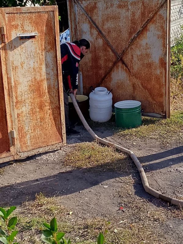 Для обеспечения водой жителей района Управой Кировского внутригородского района при поддержке региона-шефа Московская область ежедневно осуществляется подвоз воды для жителей домов, в которые в установленный графиком день не...