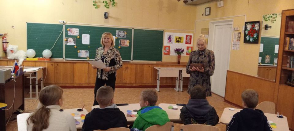 "От улыбки хмурый день светлей..." "От улыбки хмурый день светлей..."