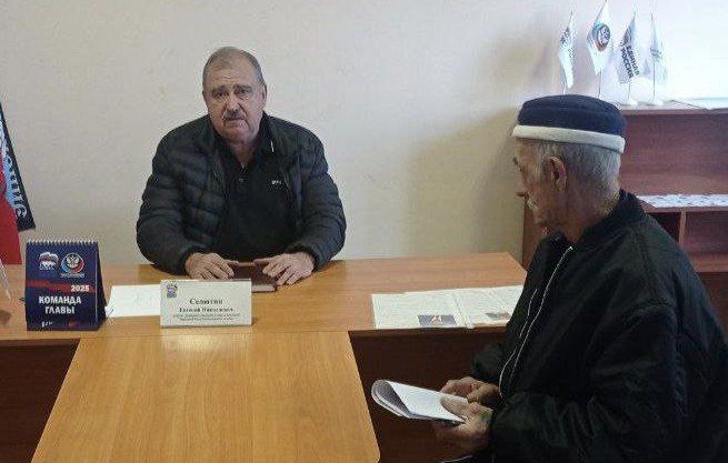 ПРИЕМЫ ГРАЖДАН. На текущей неделе депутаты Донецкого городского совета Эдуард Либерман, Герман Полунин, Евгений Селютин и Сергей Ткаченко провели приемы граждан в закреплённых районах города ПРИЕМЫ ГРАЖДАН. На текущей неделе депутаты Донецкого городского совета Эдуард Либерман, Герман Полунин, Евгений Селютин и Сергей Ткаченко провели приемы граждан в закреплённых районах города