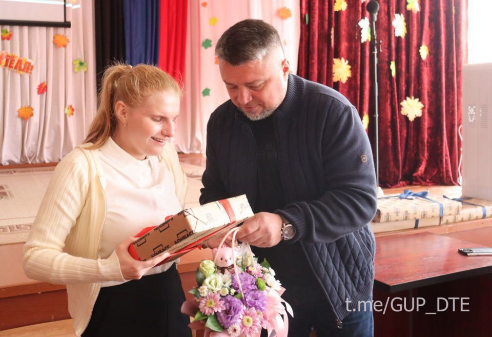 ВИЗИТ СЕРГЕЯ ПОЛХОВА В ПОДШЕФНУЮ ДОНЕЦКУЮ ШКОЛУ ВИЗИТ СЕРГЕЯ ПОЛХОВА В ПОДШЕФНУЮ ДОНЕЦКУЮ ШКОЛУ