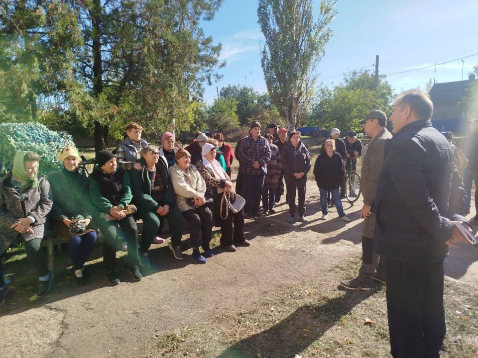 Константин Зинченко: Совместно с председателем Волновахского муниципального совета и депутатом от фракции «Единая Россия» Таймуразом Арсоевым провел встречу с жителями с. Петровское Константин Зинченко: Совместно с председателем Волновахского муниципального совета и депутатом от фракции «Единая Россия» Таймуразом Арсоевым провел встречу с жителями с. Петровское