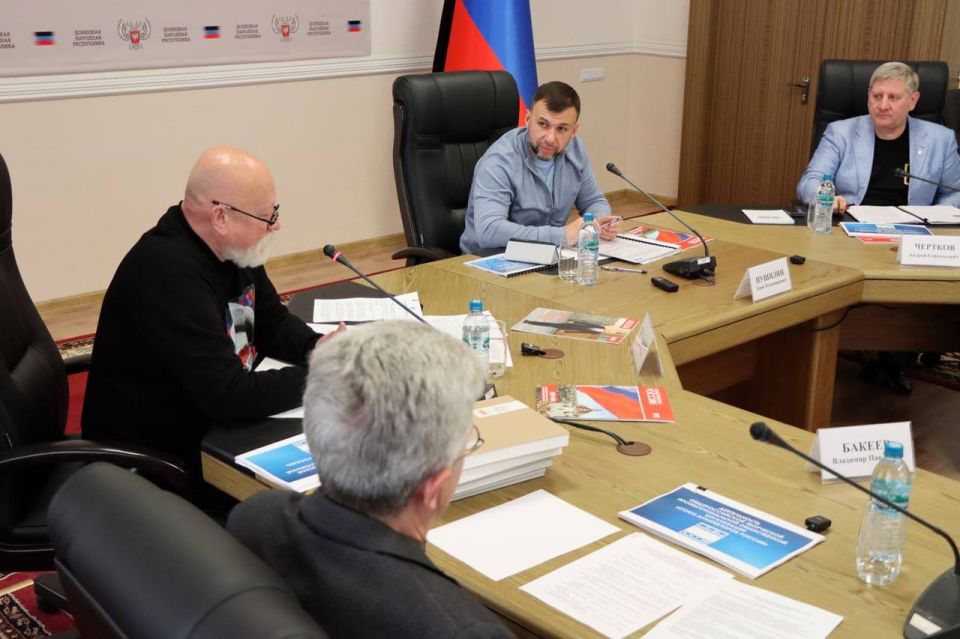 Андрей Чертков: Вместе с Денисом Владимировичем Пушилиным встретились с делегацией Союза архитекторов России во главе с президентом Николаем Ивановичем Шумаковым