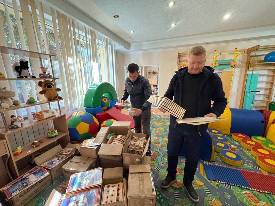 Александр Волошин: #гуманитарнаяпомощь. Сегодня депутаты Народного совета ДНР Вадим Морозов, Денис Машков, Марина Каплянок и Уполномоченный по правам ребёнка в Донецкой Народной Республики Светлана Малахай посетили детский... Александр Волошин: #гуманитарнаяпомощь. Сегодня депутаты Народного совета ДНР Вадим Морозов, Денис Машков, Марина Каплянок и Уполномоченный по правам ребёнка в Донецкой Народной Республики Светлана Малахай посетили детский...