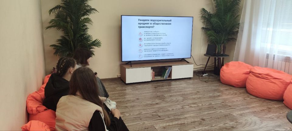 В молодежном отделе имени Марии Пироговой сотрудники МБУ "Центр культуры и досуга города Дебальцево" провели важную профилактическую беседу на тему безопасности: "Взрывоопасные устройства и правила поведения с ними" В молодежном отделе имени Марии Пироговой сотрудники МБУ "Центр культуры и досуга города Дебальцево" провели важную профилактическую беседу на тему безопасности: "Взрывоопасные устройства и правила поведения с ними"