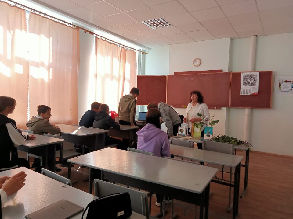 Всю душу выплесну в слова «Тебе одной плету венок, Цветами сыплю стежку серую. О Русь, покойный уголок, Тебя люблю, тебе и верую…» Всю душу выплесну в слова «Тебе одной плету венок, Цветами сыплю стежку серую. О Русь, покойный уголок, Тебя люблю, тебе и верую…»