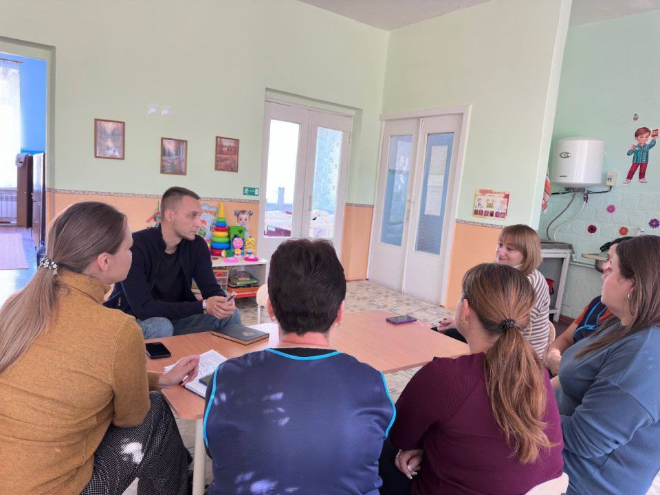 2 октября депутат Старобешевского муниципального совета Партии "Единая Россия" Светлана Клапша совместно с депутатом Народного Совета Подковой Владиславом провели встречу с трудовым коллективом ГКДОУ "Петровский детский... 2 октября депутат Старобешевского муниципального совета Партии "Единая Россия" Светлана Клапша совместно с депутатом Народного Совета Подковой Владиславом провели встречу с трудовым коллективом ГКДОУ "Петровский детский...
