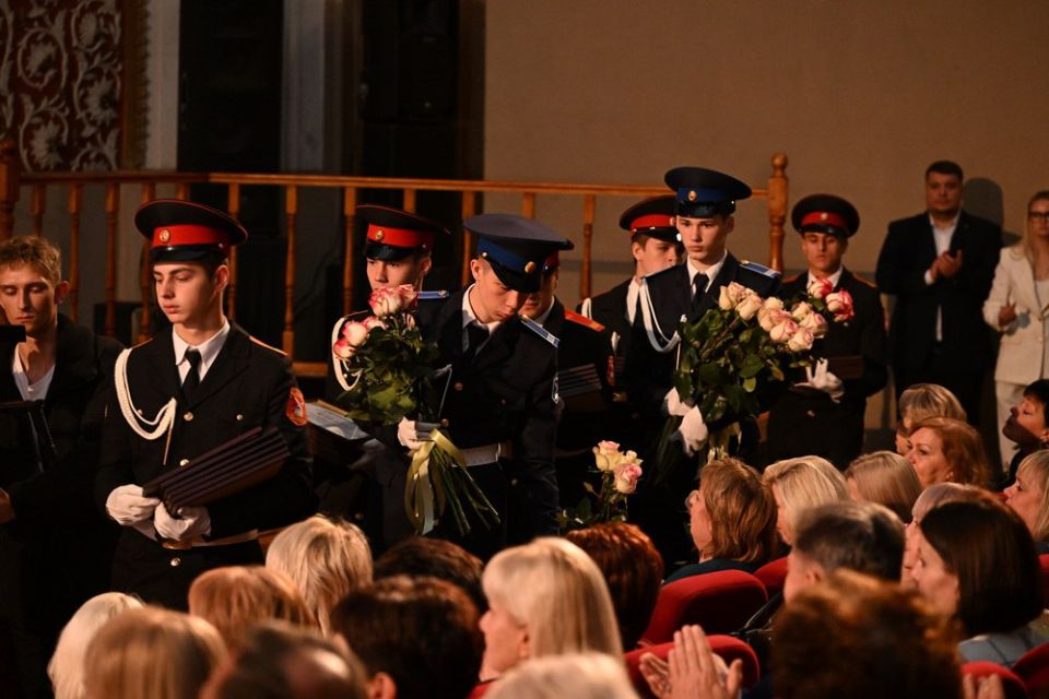 Денис Пушилин: 50 лучших педагогов Республики получили премии за достижения в преподавательской и воспитательной деятельности Денис Пушилин: 50 лучших педагогов Республики получили премии за достижения в преподавательской и воспитательной деятельности