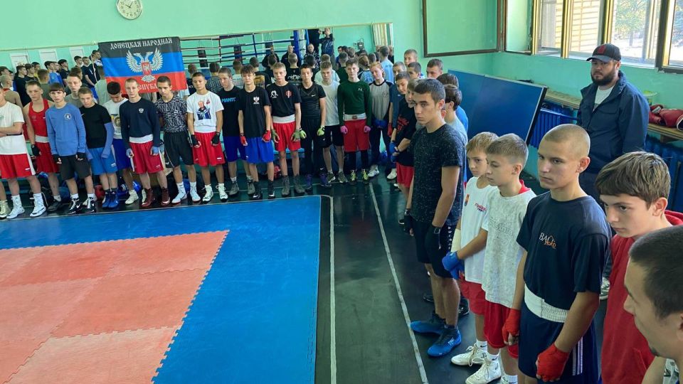 Сегодня в СОК ВИТЯЗЬ , в рамках подготовки к предстоящим Всероссийским соревнованиям ,состоялась совместная тренировка лидеров сборной республики по боксу среди старших юношей ( 2009-10 г.р. ) Сегодня в СОК ВИТЯЗЬ , в рамках подготовки к предстоящим Всероссийским соревнованиям ,состоялась совместная тренировка лидеров сборной республики по боксу среди старших юношей ( 2009-10 г.р. )