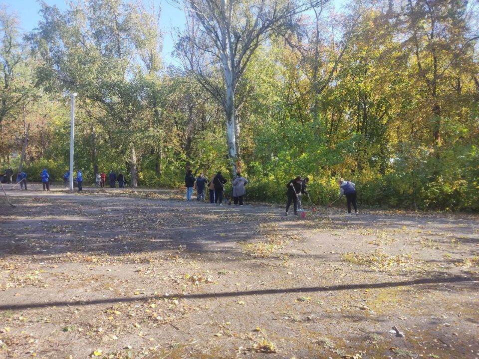 Сегодня, 4 октября 2025 года, в Кировском внутригородском районе города Донецк состоялся субботник по адресу: мкр Сегодня, 4 октября 2025 года, в Кировском внутригородском районе города Донецк состоялся субботник по адресу: мкр