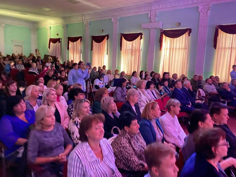 В преддверии Дня учителя в Центре детского и юношеского творчества города Харцызска прошло праздничное мероприятие В преддверии Дня учителя в Центре детского и юношеского творчества города Харцызска прошло праздничное мероприятие