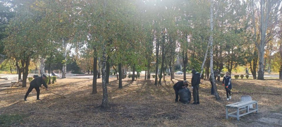 Сегодня сотрудники ГБПОУ "Харцызский многопрофильный техникум" вышли на традиционный субботник, чтобы придать своему учебному заведению и прилегающей территории свежий и ухоженный вид Сегодня сотрудники ГБПОУ "Харцызский многопрофильный техникум" вышли на традиционный субботник, чтобы придать своему учебному заведению и прилегающей территории свежий и ухоженный вид