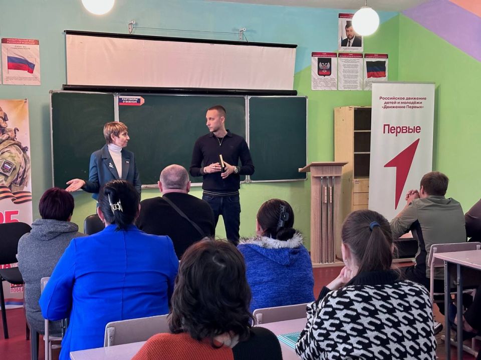 Депутат #Комитет_по_молодежной_политике_и_патриотическому_воспитанию Владислав Подкова (фракция «Единая Россия») в рамках поручения Главы ДНР Дениса Пушилина встретился с коллективом местной школы в селе Осыково Депутат #Комитет_по_молодежной_политике_и_патриотическому_воспитанию Владислав Подкова (фракция «Единая Россия») в рамках поручения Главы ДНР Дениса Пушилина встретился с коллективом местной школы в селе Осыково