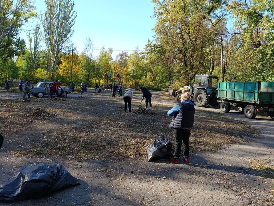 Сегодня, 4 октября 2025 года, в Кировском внутригородском районе города Донецк состоялся субботник по адресу: мкр Сегодня, 4 октября 2025 года, в Кировском внутригородском районе города Донецк состоялся субботник по адресу: мкр