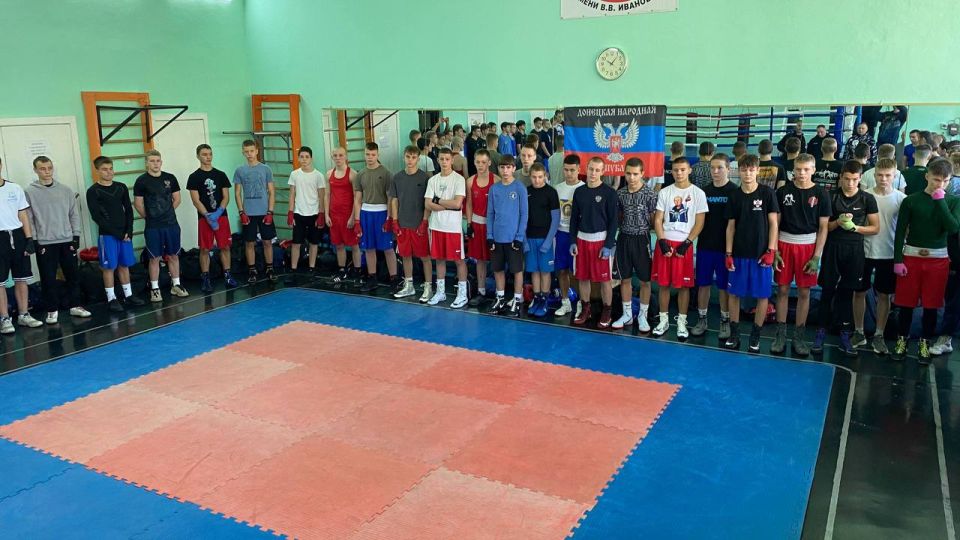 Сегодня в СОК ВИТЯЗЬ , в рамках подготовки к предстоящим Всероссийским соревнованиям ,состоялась совместная тренировка лидеров сборной республики по боксу среди старших юношей ( 2009-10 г.р. ) Сегодня в СОК ВИТЯЗЬ , в рамках подготовки к предстоящим Всероссийским соревнованиям ,состоялась совместная тренировка лидеров сборной республики по боксу среди старших юношей ( 2009-10 г.р. )