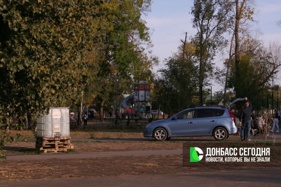 Местные жители превратили отреставрированный парк им. Горького в Пролетарском районе Донецка в проезжую часть Местные жители превратили отреставрированный парк им. Горького в Пролетарском районе Донецка в проезжую часть
