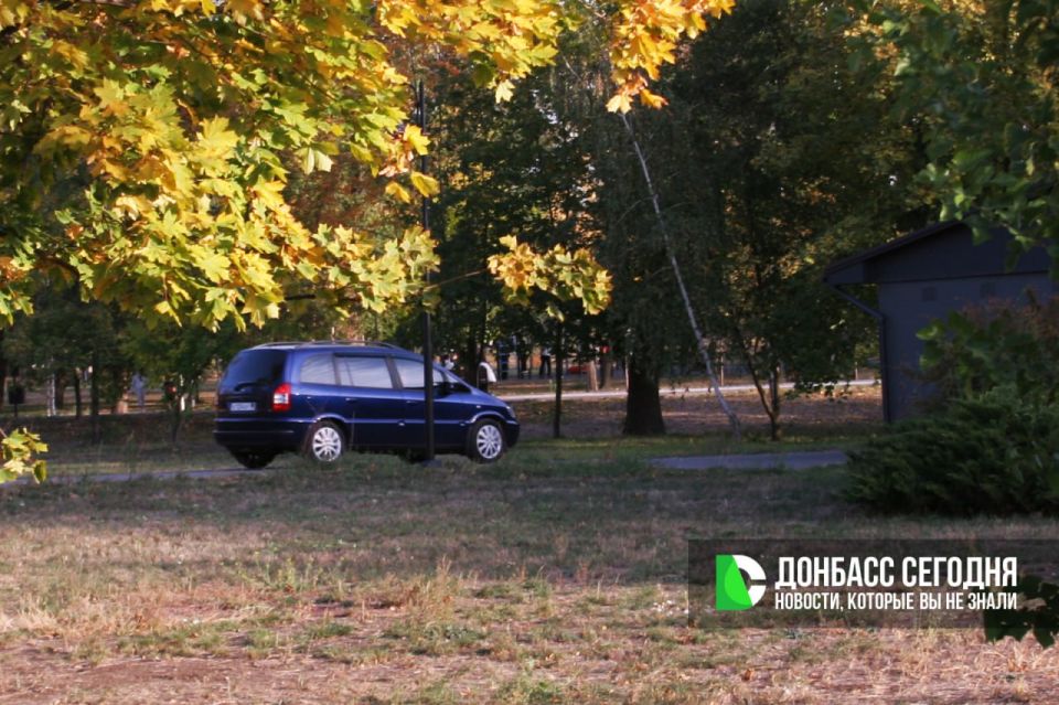 Местные жители превратили отреставрированный парк им. Горького в Пролетарском районе Донецка в проезжую часть Местные жители превратили отреставрированный парк им. Горького в Пролетарском районе Донецка в проезжую часть