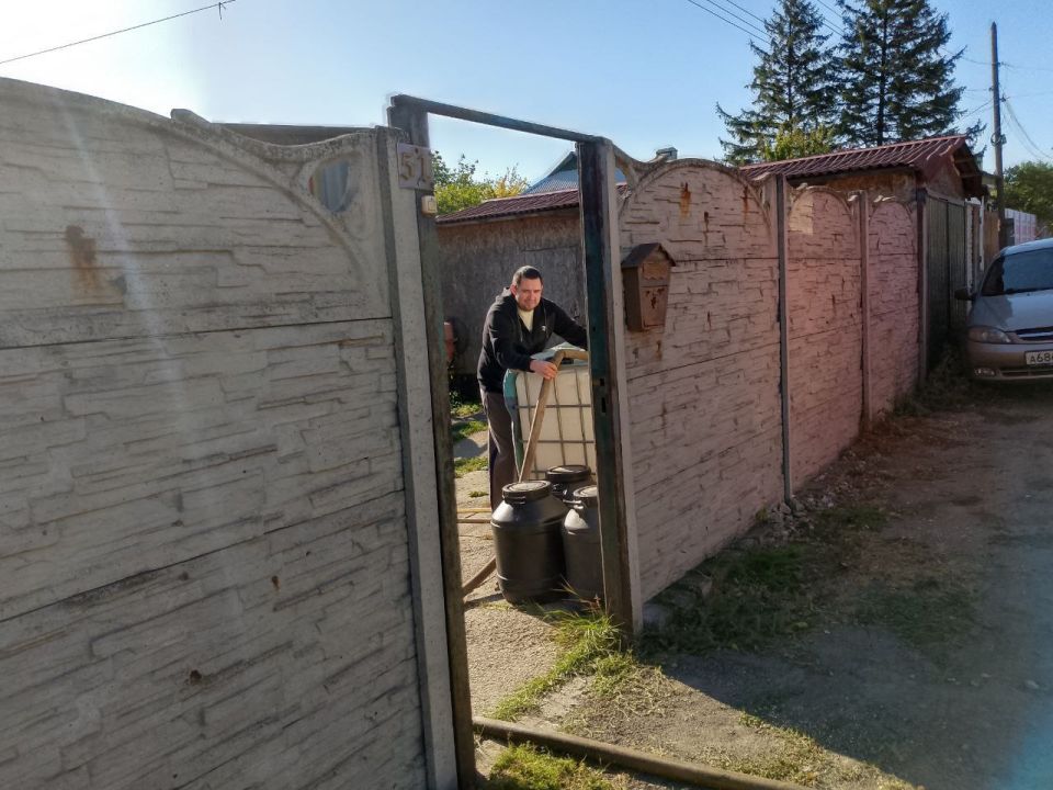 Для обеспечения водой жителей района Управой Кировского внутригородского района при поддержке региона-шефа Московская область ежедневно осуществляется подвоз воды для жителей домов, в которые в установленный графиком день не... Для обеспечения водой жителей района Управой Кировского внутригородского района при поддержке региона-шефа Московская область ежедневно осуществляется подвоз воды для жителей домов, в которые в установленный графиком день не...