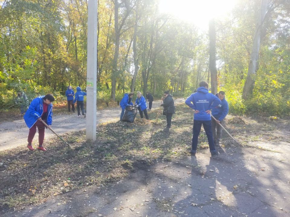 Сегодня, 4 октября 2025 года, в Кировском внутригородском районе города Донецк состоялся субботник по адресу: мкр Сегодня, 4 октября 2025 года, в Кировском внутригородском районе города Донецк состоялся субботник по адресу: мкр