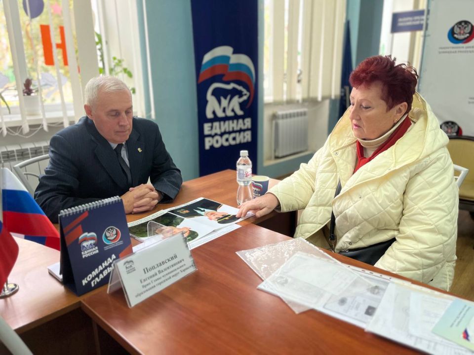 Вчера врип главы муниципального образования городского округа Харцызск Евгений Поплавский провел прием граждан в общественной приемной партии «Единая Россия» Вчера врип главы муниципального образования городского округа Харцызск Евгений Поплавский провел прием граждан в общественной приемной партии «Единая Россия»