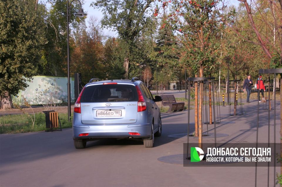 Местные жители превратили отреставрированный парк им. Горького в Пролетарском районе Донецка в проезжую часть Местные жители превратили отреставрированный парк им. Горького в Пролетарском районе Донецка в проезжую часть