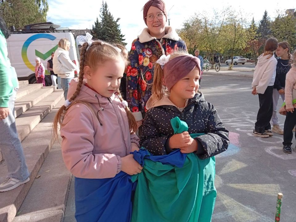 Вчера на площади Зугрэсского городского Дворца культуры состоялась яркая и веселая развлекательно-игровая программа для детей, приуроченная к Всемирному Дню улыбки Вчера на площади Зугрэсского городского Дворца культуры состоялась яркая и веселая развлекательно-игровая программа для детей, приуроченная к Всемирному Дню улыбки