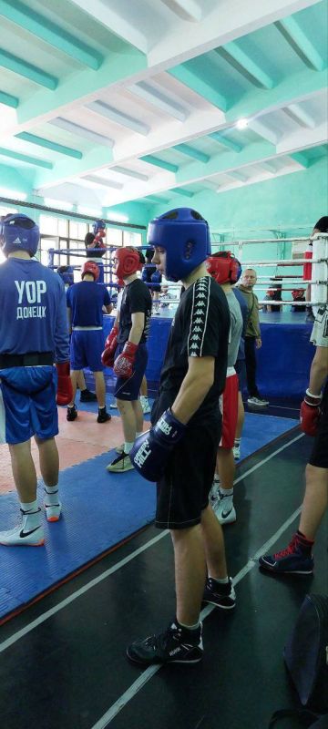 Сегодня в Харцызске в СОК «Витязь» прошла тренировка сборной ДНР по боксу Сегодня в Харцызске в СОК «Витязь» прошла тренировка сборной ДНР по боксу
