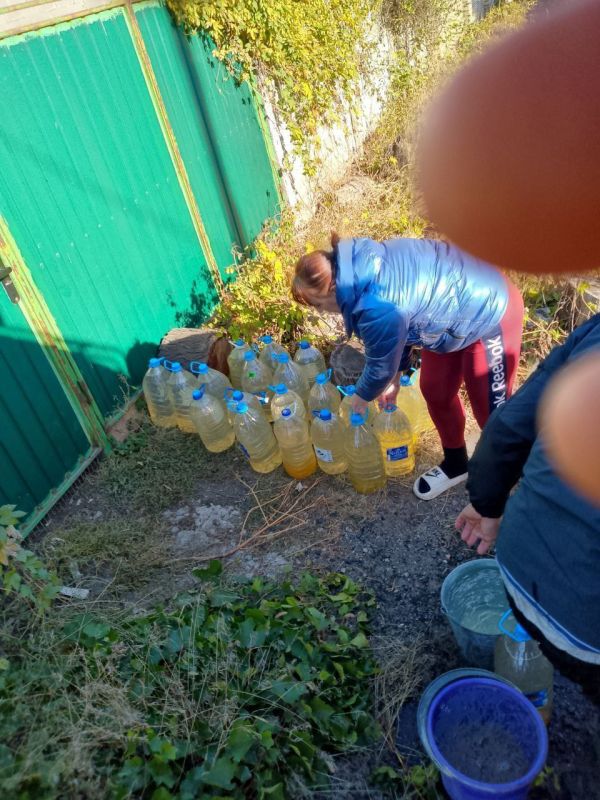 Для обеспечения водой жителей района Управой Кировского внутригородского района при поддержке региона-шефа Московская область ежедневно осуществляется подвоз воды для жителей домов, в которые в установленный графиком день не... Для обеспечения водой жителей района Управой Кировского внутригородского района при поддержке региона-шефа Московская область ежедневно осуществляется подвоз воды для жителей домов, в которые в установленный графиком день не...