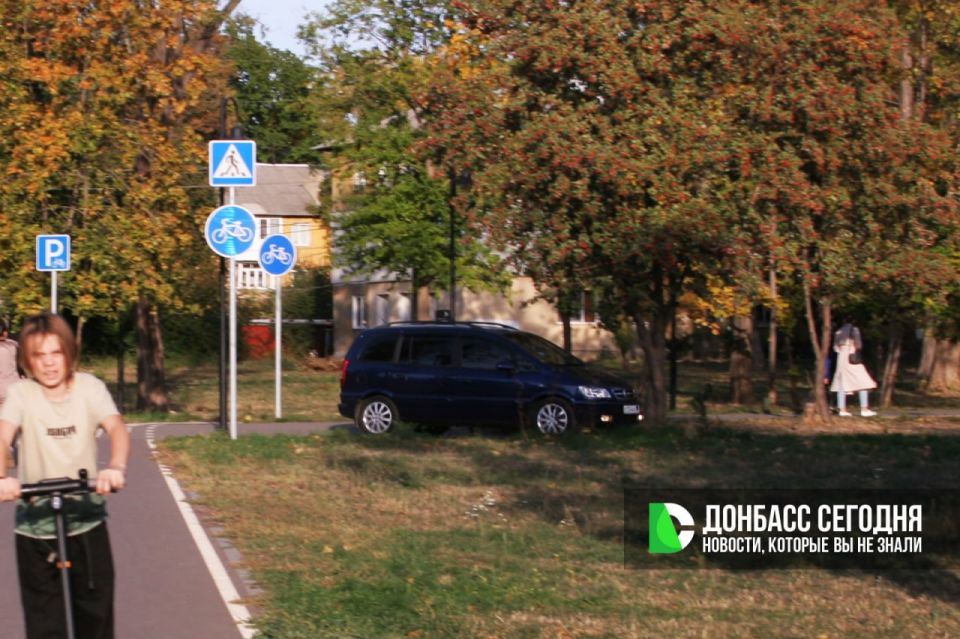 Местные жители превратили отреставрированный парк им. Горького в Пролетарском районе Донецка в проезжую часть Местные жители превратили отреставрированный парк им. Горького в Пролетарском районе Донецка в проезжую часть