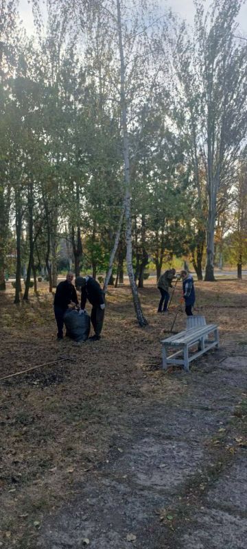 Сегодня сотрудники ГБПОУ "Харцызский многопрофильный техникум" вышли на традиционный субботник, чтобы придать своему учебному заведению и прилегающей территории свежий и ухоженный вид Сегодня сотрудники ГБПОУ "Харцызский многопрофильный техникум" вышли на традиционный субботник, чтобы придать своему учебному заведению и прилегающей территории свежий и ухоженный вид